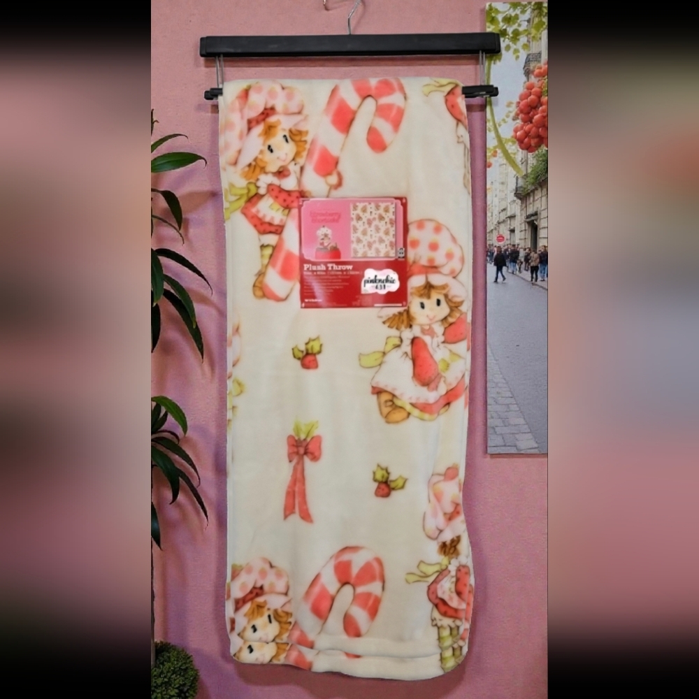 Strawberry Shortcake Candy Cane And Bows Plush Throw Blanket